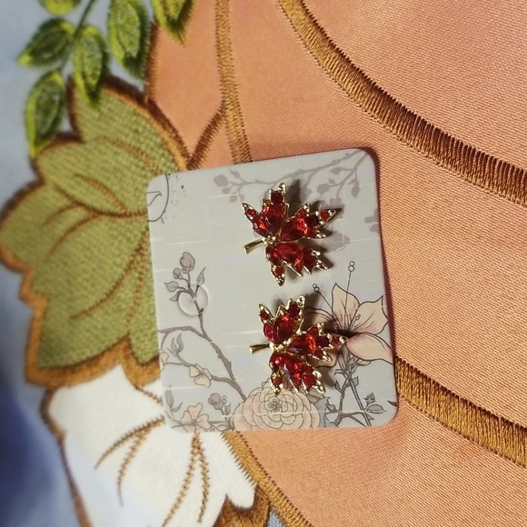 Beautiful New Maple leaf pierced earrings. - Picture 2 of 4